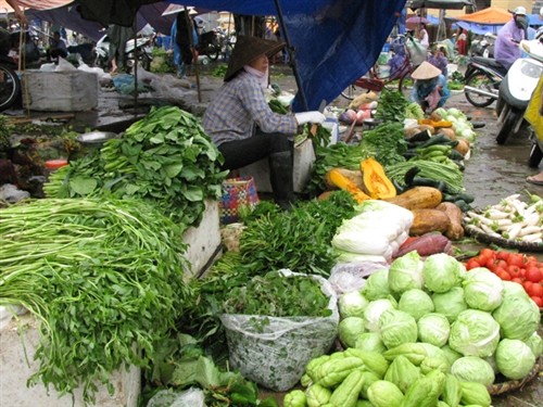 Sáng nay, tại các chợ, lượng rau quả tăng đột biến. Giá cả tăng gấp đôi so với ngày trước đó. Ảnh: Tiền phong